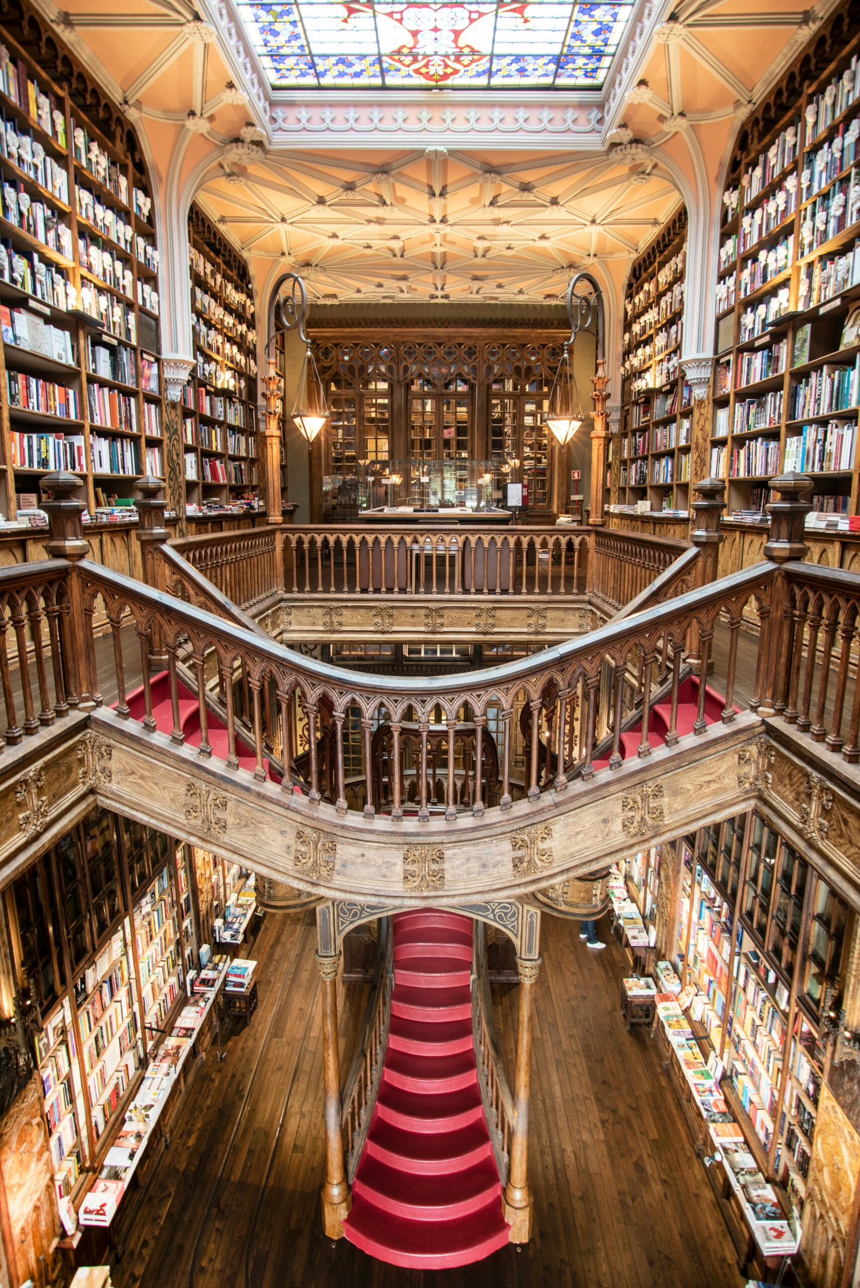 Escalier en bois monumental de la Livraria Lello à Porto