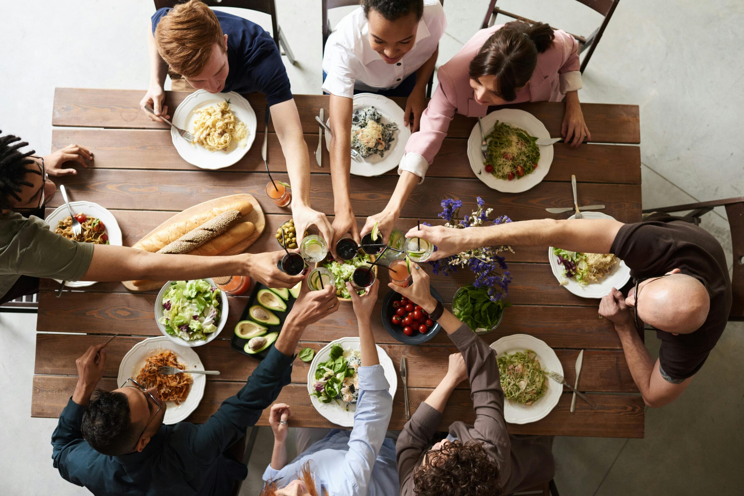 Équipe d'entreprise lors d'un séminaire à Porto, partageant un repas convivial