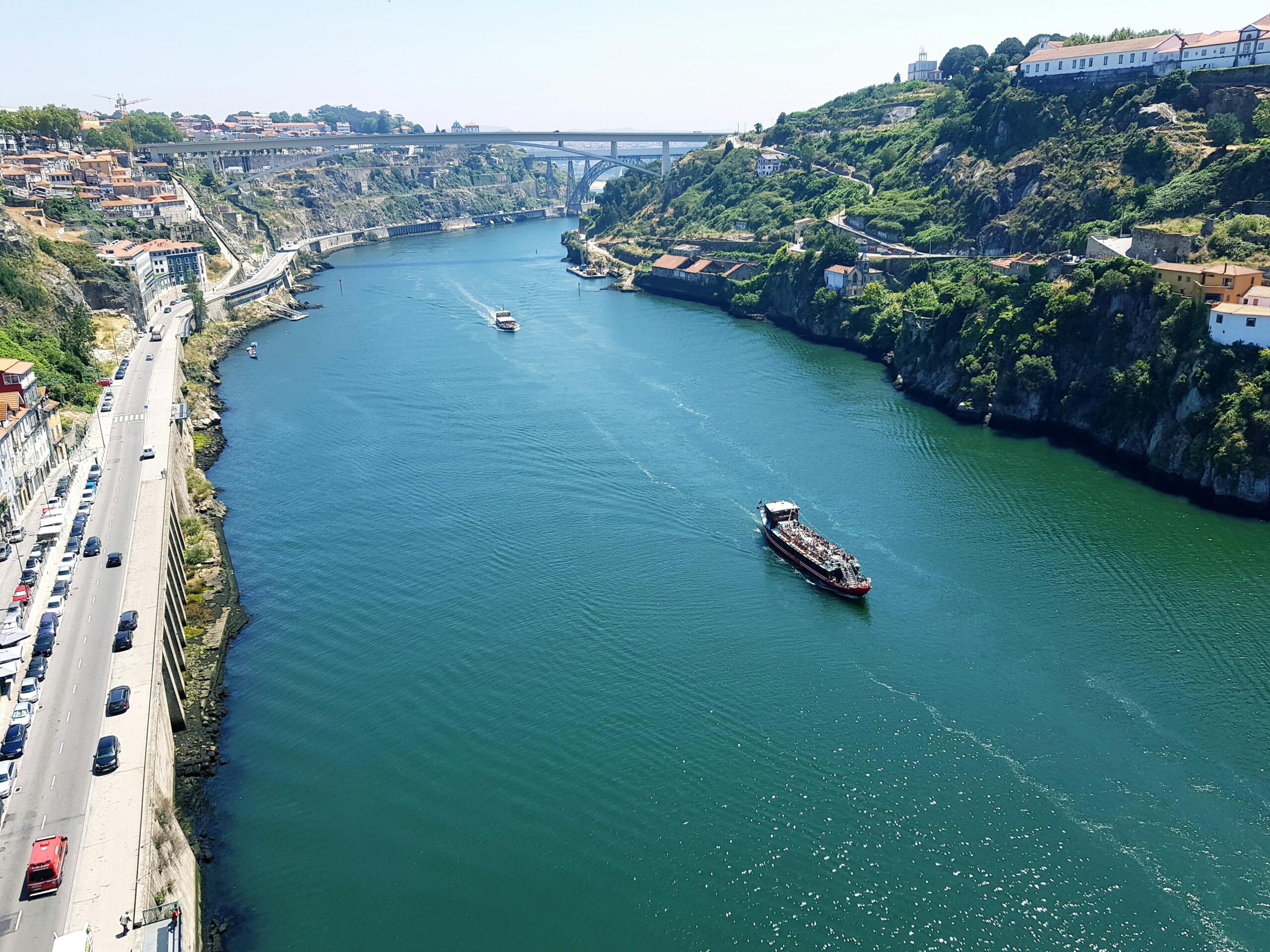 Vue aérienne du Douro et du pont de l'Arrábida à Porto