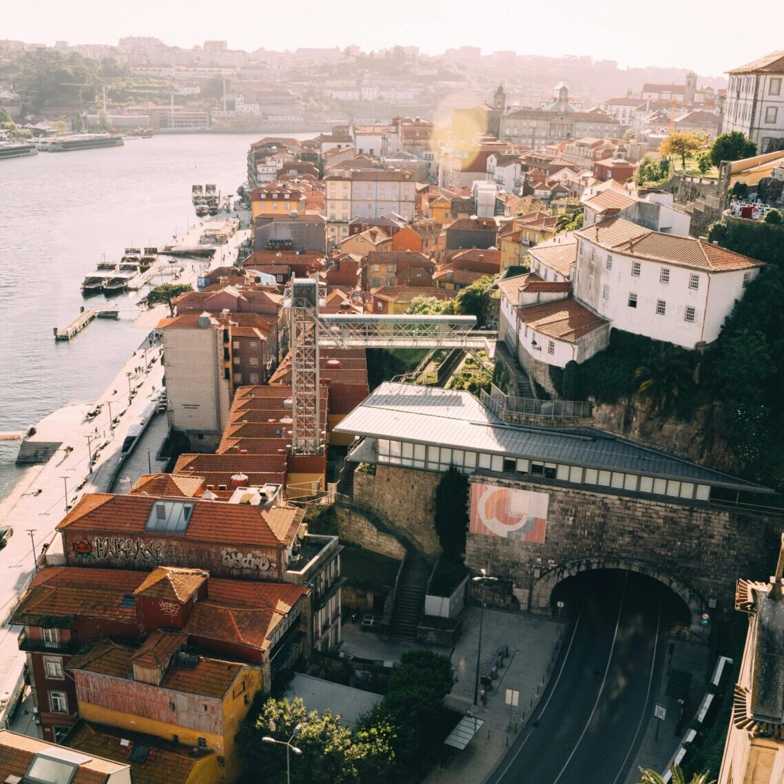 Vue aérienne de Porto avec ses immeubles historiques et le Douro