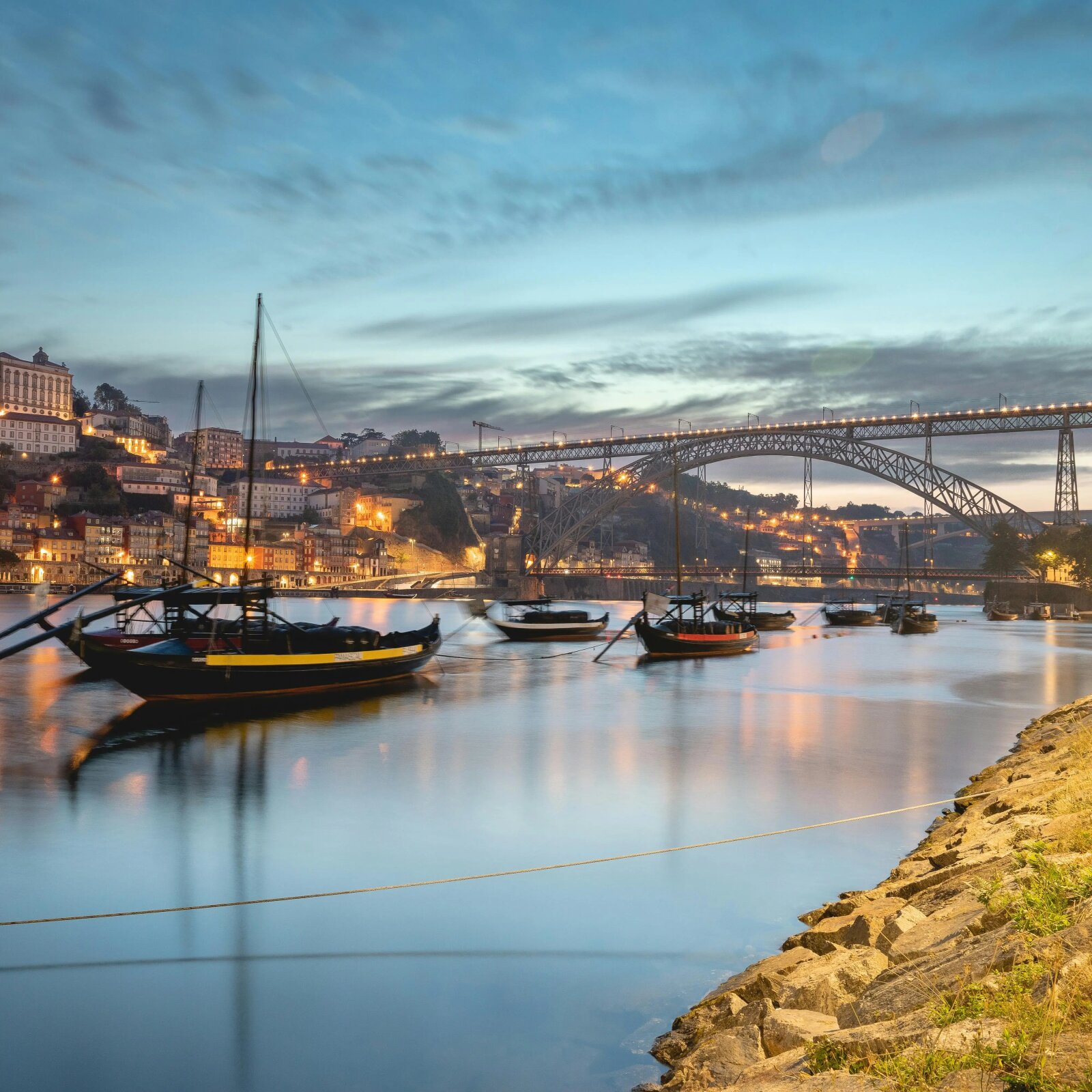 Voilier sur le Douro au coucher du soleil face aux caves de Gaia