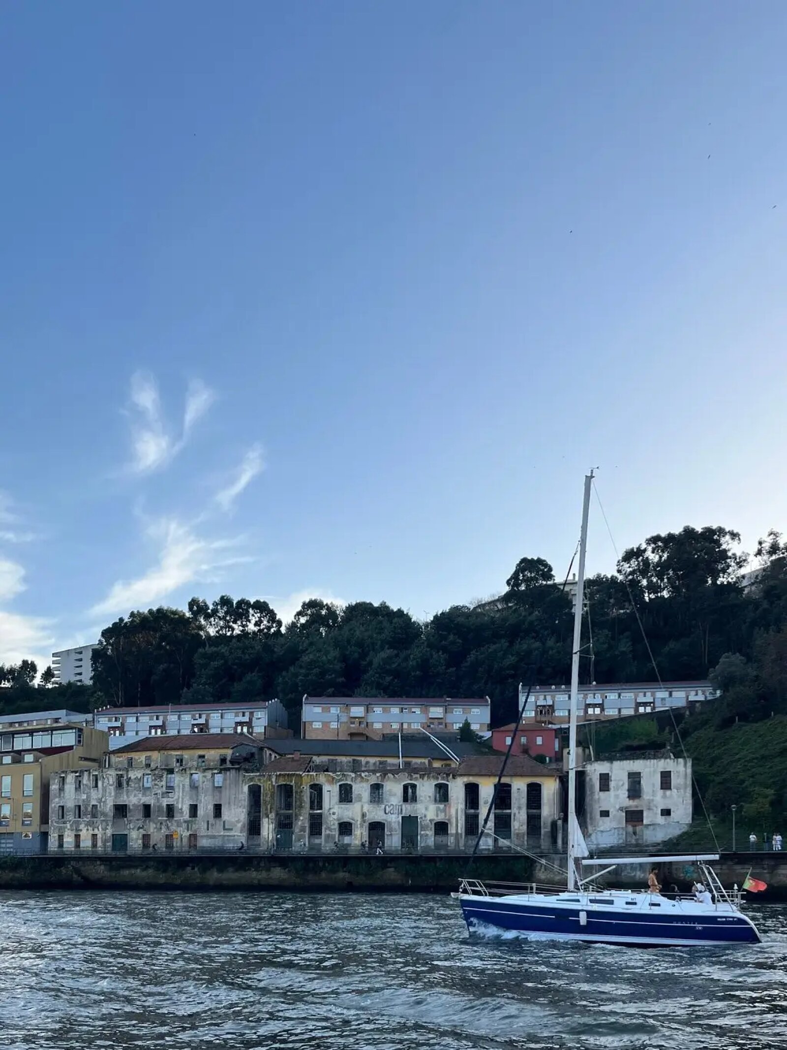 Voilier naviguant sur le Douro devant les ponts de Porto